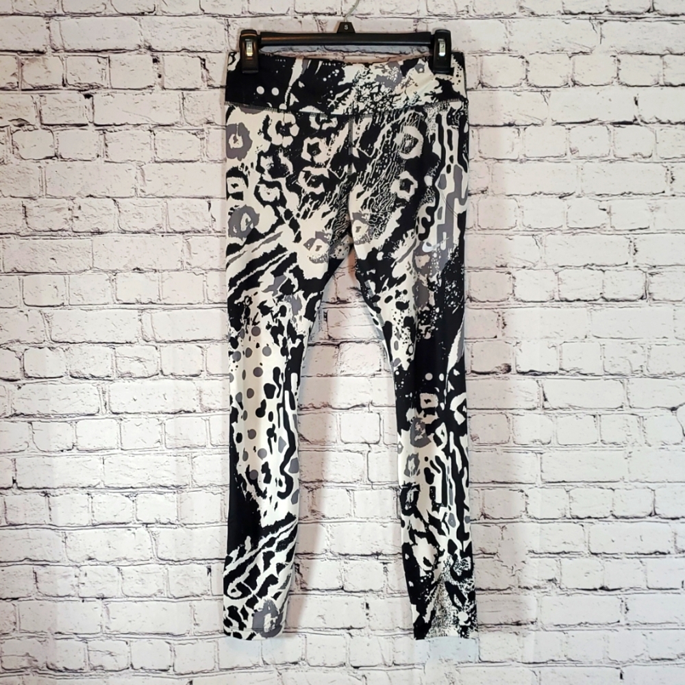 Nike Dri-Fit Abstract Patterned Athletic Pants Capri Size M EUC